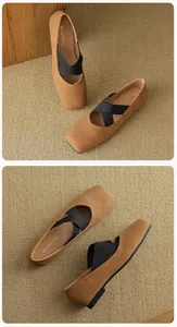 Detalle de bailarinas de ante color camello con punta cuadrada y tiras elásticas cruzadas