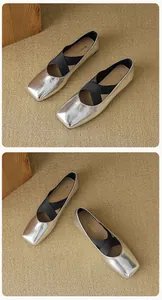 Detalle de bailarinas plateadas con punta cuadrada y correas elásticas cruzadas negras