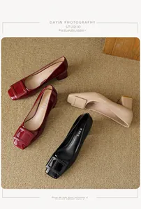 Tre paia di décolleté in vernice lucida a punta quadrata in rosso, beige e nero