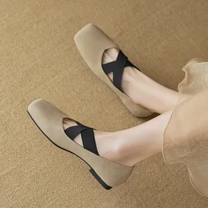 Bailarinas beige de punta cuadrada con correas cruzadas negras y suelas planas suaves