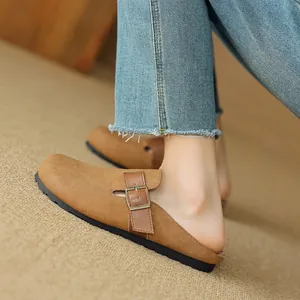 Sabot classici in camoscio marrone con fibbia regolabile e suola piatta in gomma nera