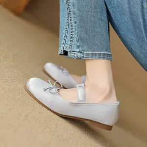 Lichtblauwe satijnen Mary Jane ballerina's met strik en zilveren bandje aan voet