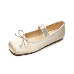 Elegante beige satijnen Mary Jane ballerina's met strikje en elastische band detail