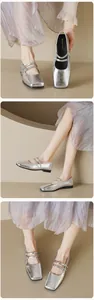 Detailansicht der silbernen Mary Jane Ballerinas mit eckiger Zehenpartie und Doppelriemen