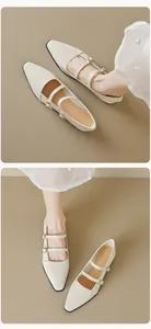 Detailansicht der beigen Mary Jane Ballerinas mit spitzem Zehenbereich und Metallschnallen