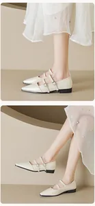 Detailansicht cremefarbener Mary Jane Ballerinas mit spitzer Kappe und Riemchen