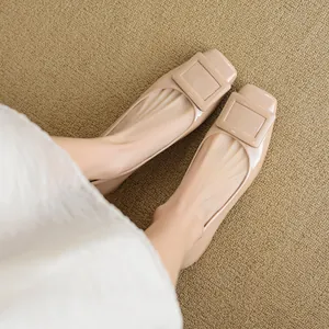 Eleganti ballerine beige in vernice con punta quadrata e fibbia decorativa per donna