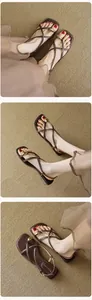 Dettaglio macro di sandali gladiatore in pelle marrone con cinturini e decoro dorato