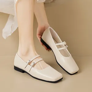 Schicke beige Mary Janes mit quadratischer Zehenpartie und Doppelriemen am Modell