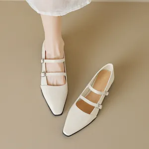 Elegante cremeweiße Mary-Jane-Ballerinas mit eckiger Zehenpartie und zwei Riemchen