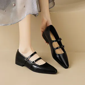 Elegante schwarze Mary Jane Ballerinas aus Lackleder mit spitzer Zehenkappe und Doppelriemen