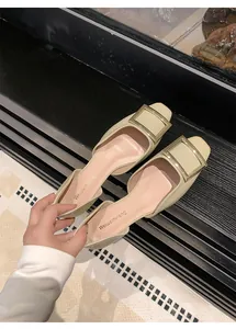 Detailaufnahme beige flache Schuhe mit quadratischer Spitze und goldener Metallschnalle