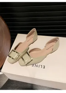 Detailansicht cremefarbener Ballerinas mit quadratischer Kappe und goldener Schnalle