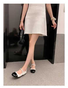 Elegante zweifarbige Mary-Jane-Ballerinas mit schwarzer Kappe und Perlenriemen am Fuß