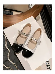 Details von Mary Jane Ballerinas mit Kontrastkappe und Perlen-Metallkettenriemen