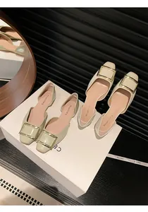 Detailansicht hellgrüner und beiger flacher Schuhe mit eckiger Zehenpartie und Schnalle