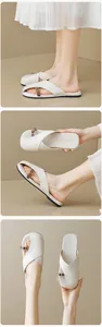 Detaillierte Nahaufnahme der flachen Sandalen mit quadratischer Zehenpartie und beige Riemen