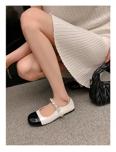 Detailansicht Mary Jane Ballerinas mit Lackleder-Spitze und eleganter Perlenkette