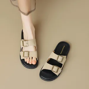 Sandali slide in pelle scamosciata beige con doppia fibbia metallica e suola piatta