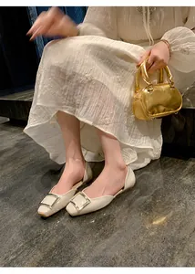 Schicke beige flache Schuhe mit eckiger Zehenpartie und goldener Schnalle im Streetstyle
