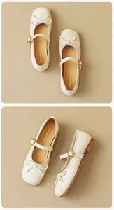 Detailansicht cremefarbener Mary Jane Ballerinas mit kleiner Schleife und Gold-Schnalle