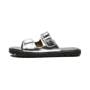 Ciabatte argento metallizzato con doppia fibbia e suola platform nera in gomma antiscivolo