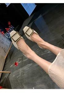 Draufsicht auf beige flache Schuhe mit quadratischer Spitze und goldener Schnalle