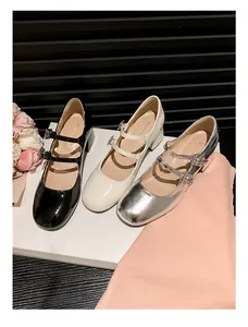 Detaillierter Vergleich von Mary-Jane-Schuhen in Lackschwarz, Mattweiß und Spiegel-Silber