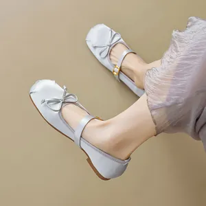 Ballerine Mary Jane in raso argento con punta quadrata e raffinato fiocco decorativo