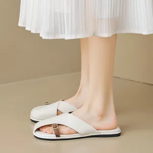 Schicke flache Sandalen für Damen mit eckiger Zehenpartie und cremefarbenen Riemen
