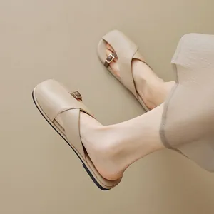 Schicke beige Pantoletten für Damen mit eckiger Zehenpartie und eleganter Metallschnalle