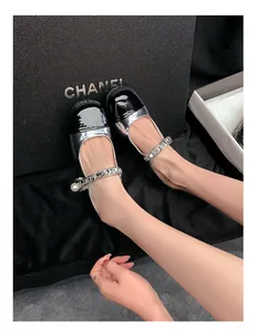 Details von Mary Jane-Schuhen mit runder Kappe, Silber-Finish und Perlenketten-Riemen