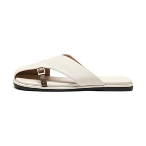 Damen-Sandaletten in Creme mit quadratischer Zehenpartie, Kreuzriemen und Metallschnalle