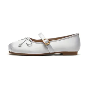 Ballerine Mary Jane in raso argento con fiocco decorativo e fibbia dorata
