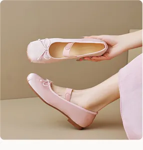 Détails de ballerines en satin rose clair avec nœud et bride Mary Jane au pied
