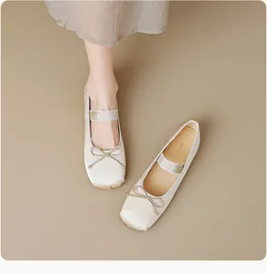 Vue de dessus de ballerines en satin champagne avec petit noeud et bride élastique