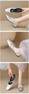 Détail de chaussures Mary Jane argentées à bout carré avec fini plissé et petits talons blocs