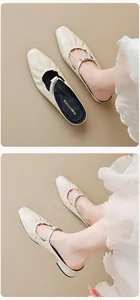 Détail de mules Mary Jane blanc cassé avec bout carré et bords élastiques froncés