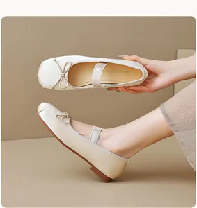 Détail de ballerines Mary Jane beige avec finition satinée et décoration nœud délicat