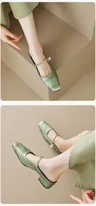 Details von Salbeigrüner Jacquard-Mule mit Perlenakzent und Metallic-Karree-Zehe