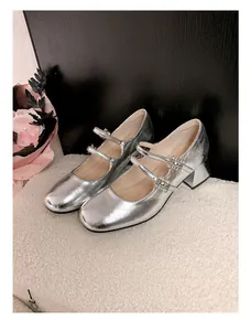 Details von silbernen Mary Jane Schuhen mit glitzernden Doppelriemen und Blockabsatz