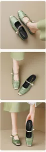 Details von grünen Brokatschuhen mit goldener quadratischer Kappe und Perlenschnalle