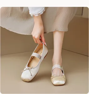 Détails de ballerines en satin champagne avec nœud et bride élastique élégante