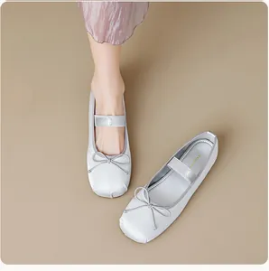 Détail de ballerines Mary Jane en satin argenté avec nœud élégant et bride souple