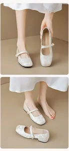 Detail von Karree-Mary Janes mit Jacquard-Blumenmuster und Perlengurt-Schnalle am Schuh