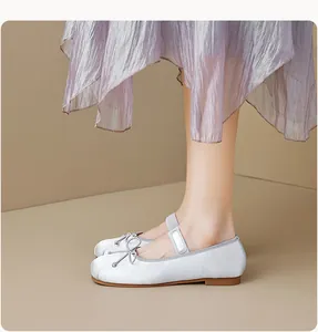Vue latérale des ballerines Mary Jane en satin argenté avec nœud et bride élastique