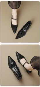 Primer plano de zapatos Mary Jane negros de punta fina en charol brillante con correa