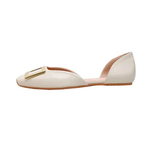 Elegante cremeweiße Ballerinas mit eckiger Zehenpartie, Goldschnalle und D'Orsay-Ausschnitt