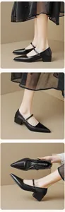 Detalle de zapatos Mary Jane negros de punta con correa y tacón de bloque bajo