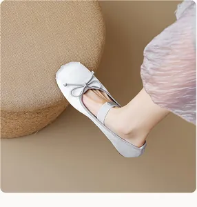 Détails de ballerines en satin gris avec nœud et bride élastique vus de dessus